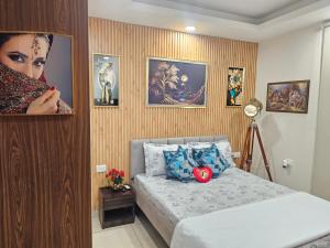 Ένα ή περισσότερα κρεβάτια σε δωμάτιο στο Ultra Luxury 1bhk Flat 1011 by Bliss Stay +110 φωτογραφίες