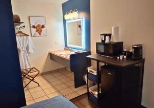 un piccolo bagno con lavandino e lavandino di Shady Acre Inn and Suites a Branson West