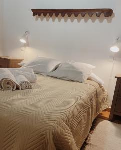 a bedroom with a bed with towels on it at Vergel San Pedro in Torremenga