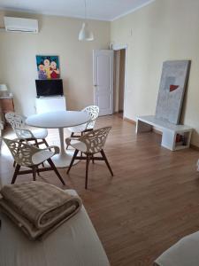 una sala de estar con una mesa y sillas en Cozy Appartement - Lumineux 3 pièces, à côté du Jardin de Turia, en Valencia