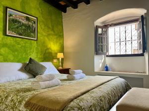 希梅纳德拉夫龙特拉Casa Anon的卧室里有一张大床，床上铺着毛巾。 更多54张照片