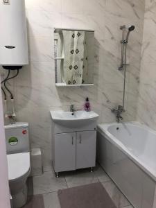 カラガンダにあるЖк Асыл Парк Юго востокの洗面台、浴槽、トイレを備えたバスルーム