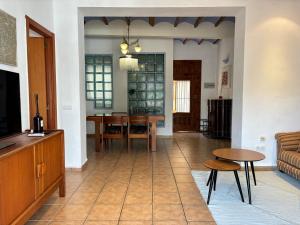 TV a/nebo společenská místnost v ubytování Piso en Vall de Almonacid con vistas, aire acondicionado, Wifi y Smart TV