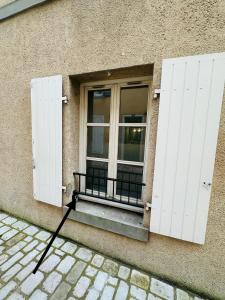 a building with two white doors and a balcony at Studio cosy plein centre & parking à proximité in Poitiers