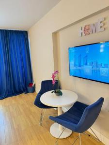 TV/trung tâm giải trí tại Beautiful apartments near the sea - ORBI CITY N5 +21 ảnh