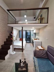 ein Wohnzimmer mit einem Bett und einem Loft in der Unterkunft Love溫泉湯宿 in Jiaoxi