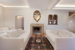 A seating area at Relais Villa Russo