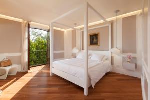 A bed or beds in a room at Relais Villa Russo
