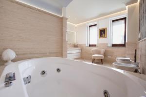 A bathroom at Relais Villa Russo