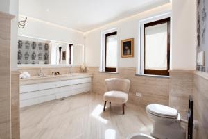 A bathroom at Relais Villa Russo