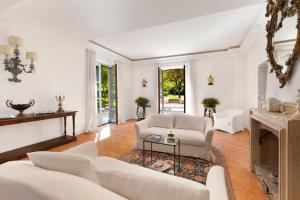A seating area at Relais Villa Russo
