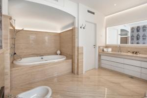 A bathroom at Relais Villa Russo
