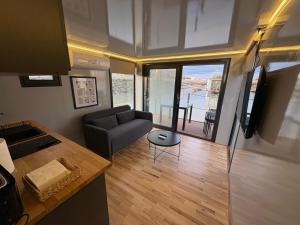 圣玛丽亚港The Boathouse Company - Casa flotante experience - Real Club Náutico, El Puerto de Santa María的带沙发和桌子的客厅