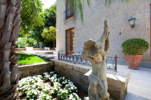 A garden outside Relais Villa Russo