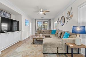 Μια τηλεόραση ή/και κέντρο ψυχαγωγίας στο Barefoot Resort - The Havens 715 - Windy Hill Section