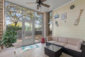 Χώρος καθιστικού στο Barefoot Resort - The Havens 715 - Windy Hill Section