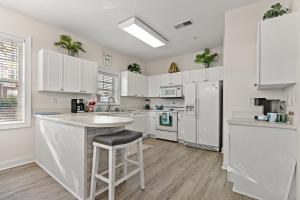 Η κουζίνα ή μικρή κουζίνα στο Barefoot Resort - The Havens 715 - Windy Hill Section