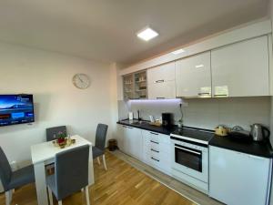 Una cocina o cocineta en Kubura
