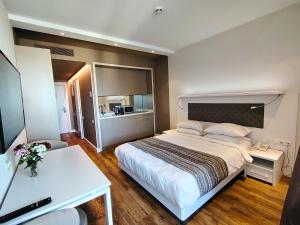 Ένα ή περισσότερα κρεβάτια σε δωμάτιο στο ZARYA apartments BATUMI +51 φωτογραφίες