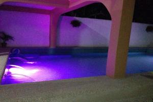 Bazén v ubytování Larosa Hostel Puerto Princesa nebo v jeho okolí