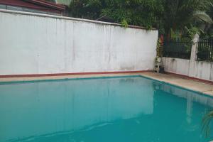 Bazén v ubytování Larosa Hostel Puerto Princesa nebo v jeho okolí