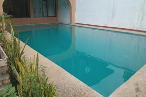 Bazén v ubytování Larosa Hostel Puerto Princesa nebo v jeho okolí