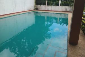 Bazén v ubytování Larosa Hostel Puerto Princesa nebo v jeho okolí