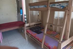 Postel nebo postele na pokoji v ubytování Larosa Hostel Puerto Princesa