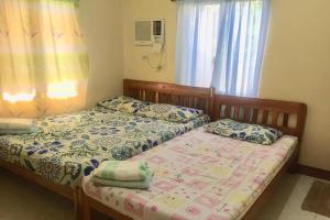 Postel nebo postele na pokoji v ubytování Larosa Hostel Puerto Princesa