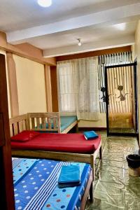 Postel nebo postele na pokoji v ubytování Larosa Hostel Puerto Princesa