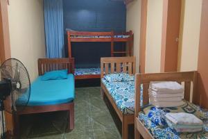 Postel nebo postele na pokoji v ubytování Larosa Hostel Puerto Princesa