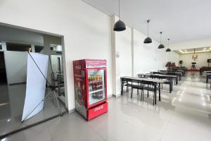 Majoituspaikan Hotel Lengkong 2 keittiö tai keittotila