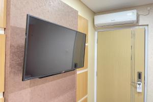 TV tai viihdekeskus majoituspaikassa Hotel Lengkong 2
