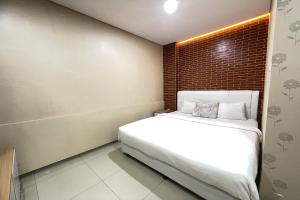 Vuode tai vuoteita majoituspaikassa Hotel Lengkong 2