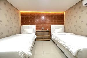 Vuode tai vuoteita majoituspaikassa Hotel Lengkong 2