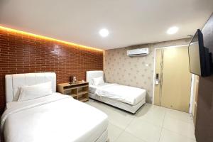 Vuode tai vuoteita majoituspaikassa Hotel Lengkong 2