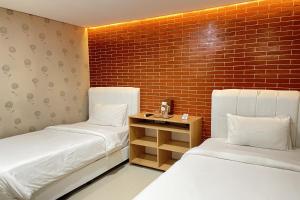 Vuode tai vuoteita majoituspaikassa Hotel Lengkong 2
