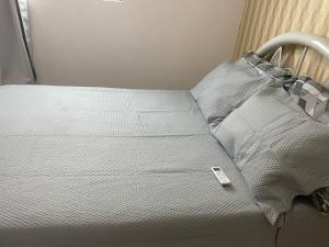 un letto con telecomando sopra di Jacumã AP a Conde