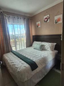 Una cama o camas en una habitación de Hazyview Hideaway