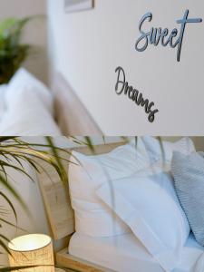 a pile of pillows and a sign that reads sweet dreams at Stadtwohnung mit Flair in Recklinghausen