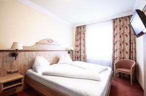Postel nebo postele na pokoji v ubytování Landhotel Zellerhof