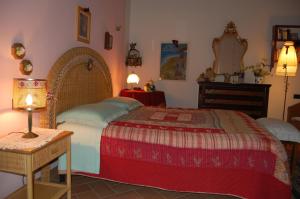 ein Schlafzimmer mit einem Bett und einer Kommode in der Unterkunft Casa Francesca in Gambassi Terme