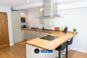 Η κουζίνα ή μικρή κουζίνα στο Spacious 2 Bedroom Flat By LS2G Short Lets & Serviced Accommodation Greater London With Free WIFI