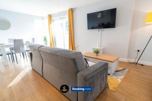 Μια τηλεόραση ή/και κέντρο ψυχαγωγίας στο Spacious 2 Bedroom Flat By LS2G Short Lets & Serviced Accommodation Greater London With Free WIFI