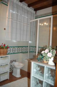 ein Badezimmer mit Waschbecken, Toilette und Spiegel in der Unterkunft Casa Francesca in Gambassi Terme + 32 Fotos