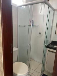 un bagno con wc e doccia in vetro di Jacumã AP a Conde Altre 7 foto