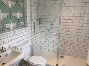 Un baño con ducha, inodoro y lavabo. en Bakers Cottage, en Cornhill-on-tweed 19 fotos más