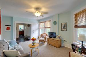 亨德森维尔Lovely Hendersonville Retreat about 1 Mi to Downtown!的客厅里有一张沙发和一台电视