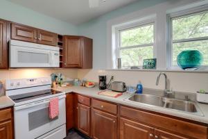 亨德森维尔Lovely Hendersonville Retreat about 1 Mi to Downtown!的带水槽和炉灶的厨房 顶部烤箱