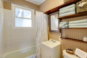 亨德森维尔Lovely Hendersonville Retreat about 1 Mi to Downtown!的带水槽、马桶和窗户的浴室 更多19张照片